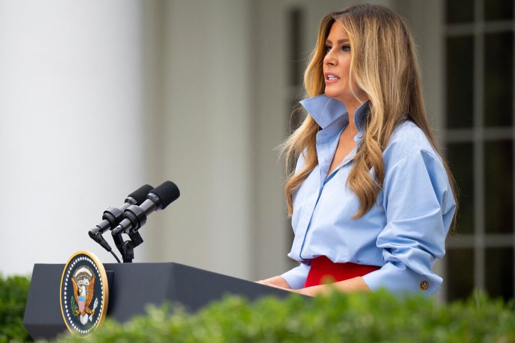 ‘ouvi-dizer-que-sentiram-minha-falta’,-diz-melania-trump-ao-reaparecer-depois-de-um-mes