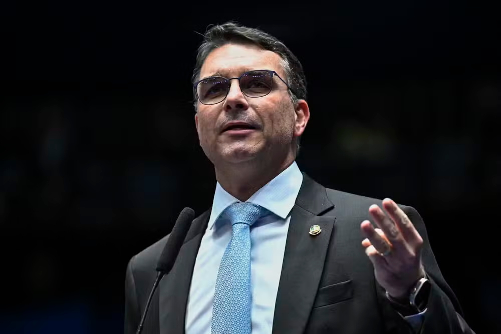 flavio-bolsonaro:-esse-tal-do-lula-foi-unico-a-nao-se-pronunciar-sobre-escandalo-de-moraes