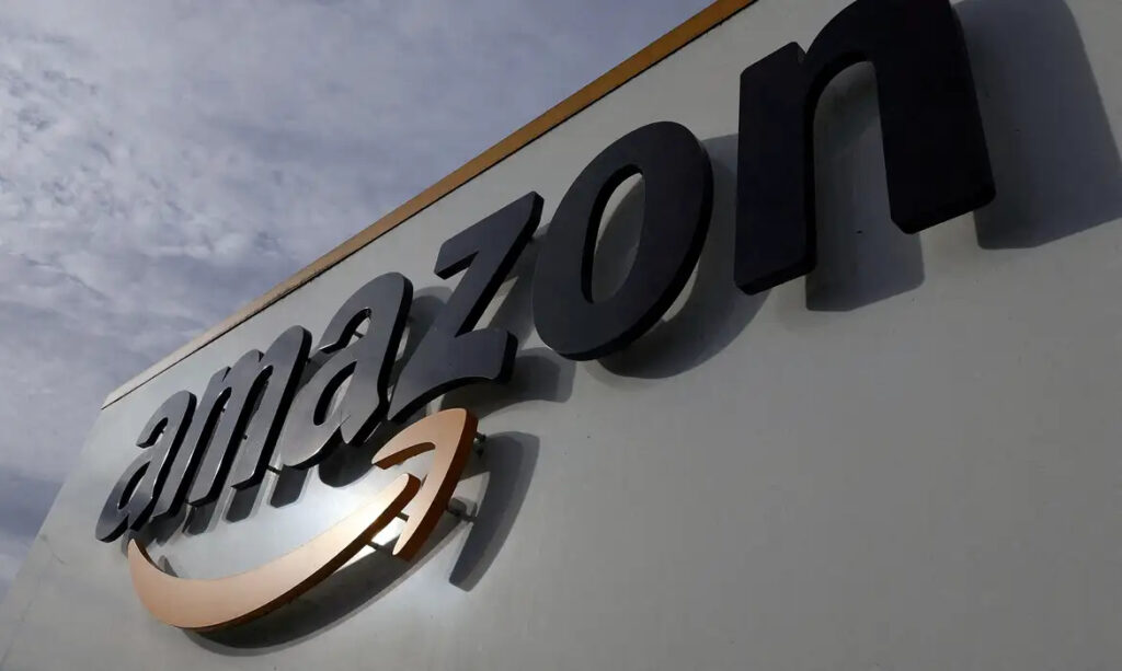 aviao-de-carga-da-amazon-sai-da-pista-em-aeroporto-de-miami-e-atinge-veiculos