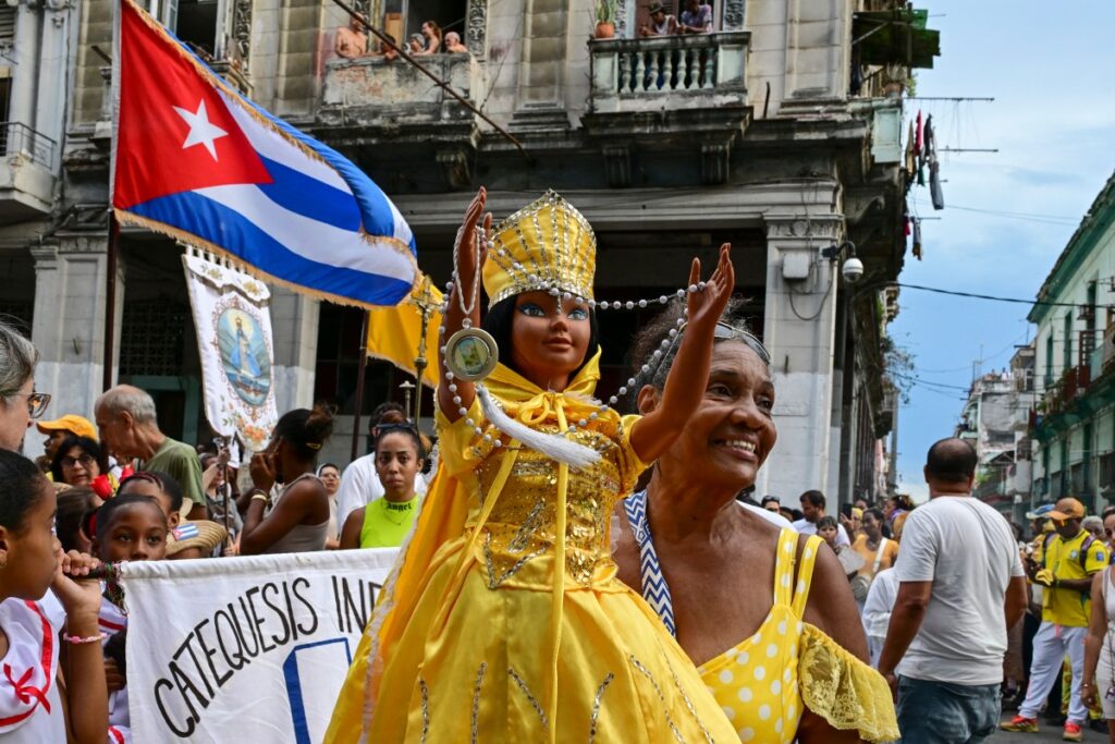 cubanos-buscam-apoio-em-santos-e-orixas-para-enfrentar-crise