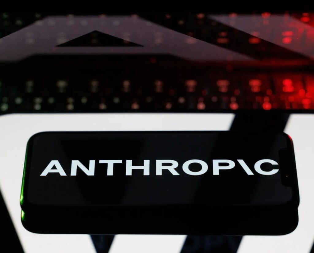 anthropic-revela-uso-indevido-de-ia-em-armas,-espionagem-e-vigilancia