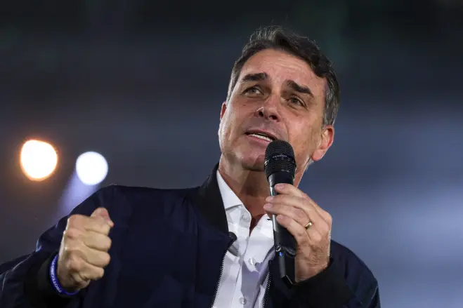 flavio-bolsonaro-rebate-viagem-em-jato-de-vorcaro-e-diz-que-aeronave-era-de-willer-tomaz