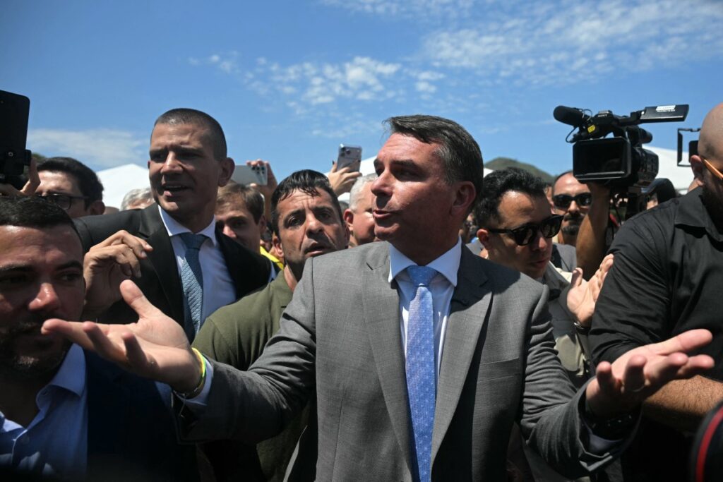 lula-e-pai-do-tigrinho,-afundou-o-brasil-e-esta-desesperado,-diz-flavio-bolsonaro