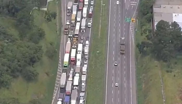 acidente-envolvendo-4-veiculos-bloqueia-rodoanel-e-causa-congestionamento