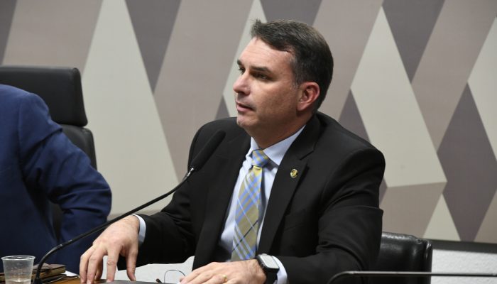 flavio-bolsonaro-reforca-negociacoes-por-alianca;-pp-e-uniao-brasil-sinalizam-apoio
