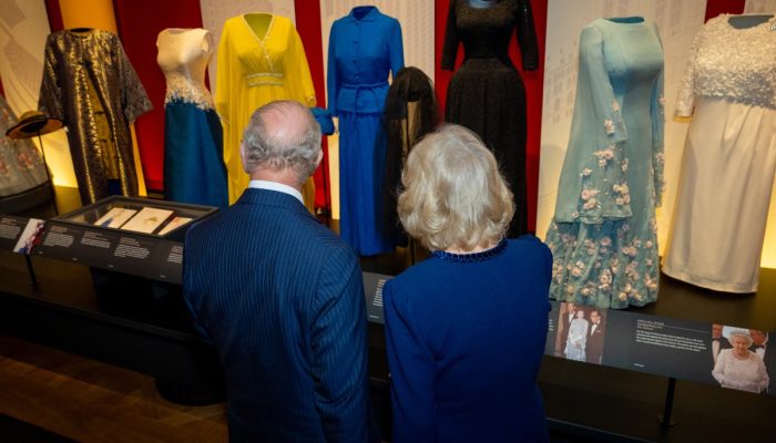 charles-iii-presta-homenagem-a-sua-mae-elizabeth-no-centenario-de-seu-nascimento