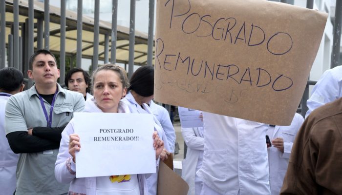 medicos-e-pacientes-protestam-contra-crise-no-sistema-de-saude-do-equador