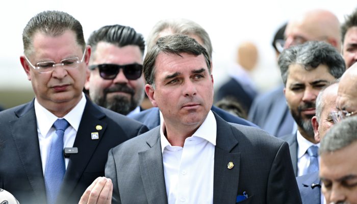 flavio-bolsonaro-diz-que,-se-eleito,-usara-seu-prestigio-para-reduzir-maioridade-penal