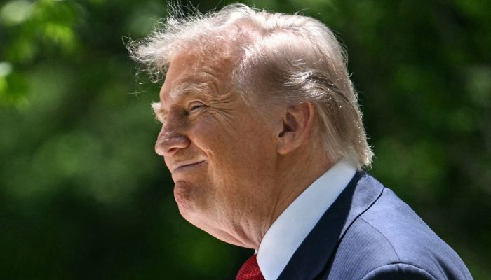 ‘nao-e-um-bezerro-de-ouro’:-pastor-defende-bencao-de-estatua-dourada-de-trump