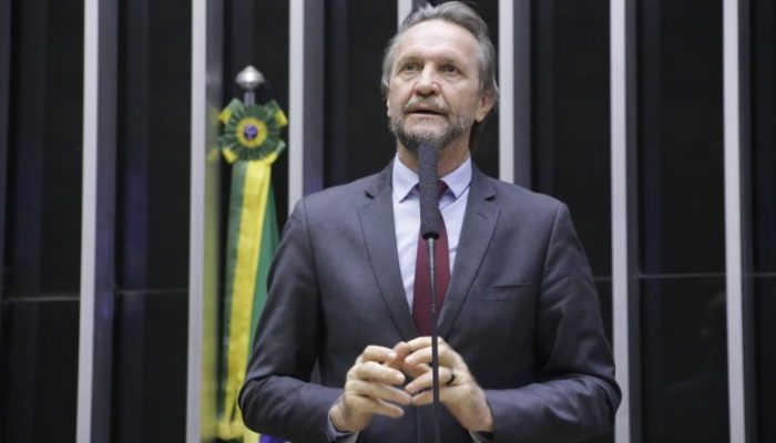 lider-do-pt-na-camara-dos-deputados-comemora-suspensao-da-lei-da-dosimetria-por-moraes