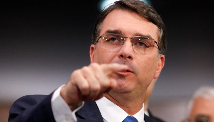 flavio-bolsonaro-faz-aceno-a-tarcisio-e-cita-troca-de-delegado-da-pf-e-endividamento