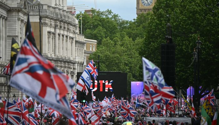 lider-de-ultradireita-promete-‘batalha-pela-gra-bretanha’-em-dia-de-protestos-em-londres