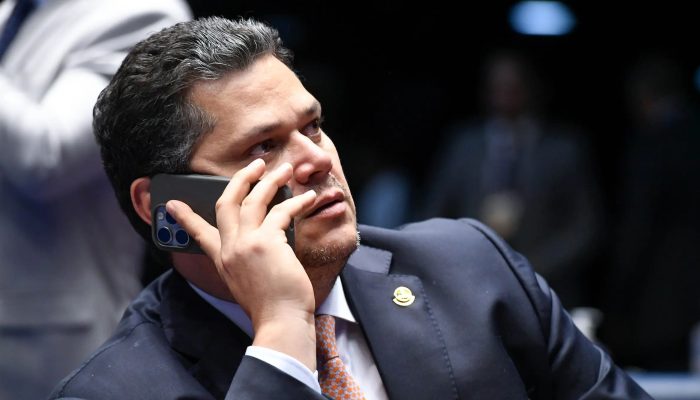 flavio-bolsonaro-e-deputados-do-pt-cobram-cpi-do-master,-e-alcolumbre-ignora