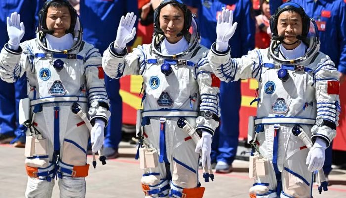 china-envia-tres-astronautas-em-missao-de-um-ano-a-tiangong