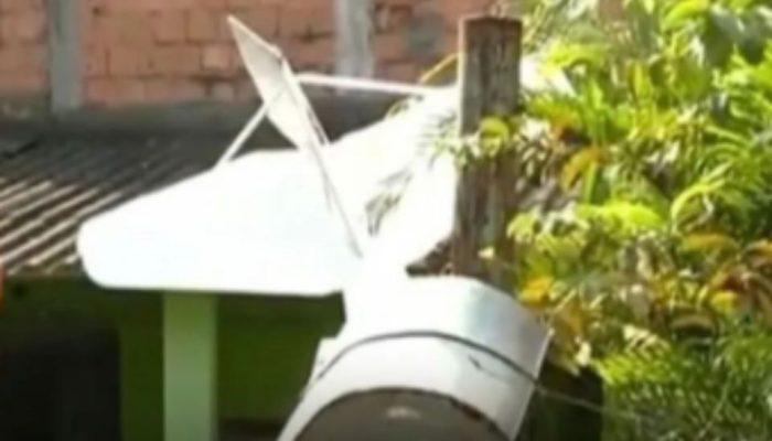 aviao-de-pequeno-porte-cai-sobre-casa-no-rj-e-piloto-morre