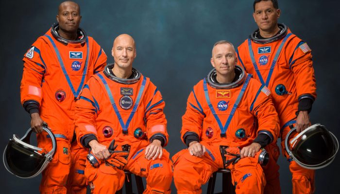 nasa-anuncia-os-quatro-astronautas-da-artemis-3,-missao-de-teste-para-jornada-a-lua