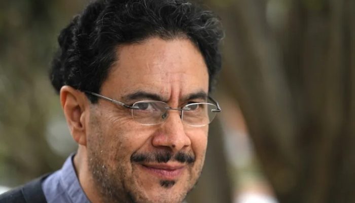 esquerdista-ivan-cepeda-encerra-campanha-presidencial-diante-de-milhares-de-pessoas-na-colombia