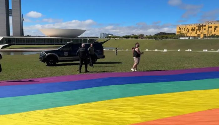 ativistas-sao-barrados-com-bandeira-lgbtqia+-no-congresso