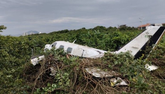 bimotor-cai-em-praia-de-santa-catarina-e-deixa-piloto-gravemente-ferido