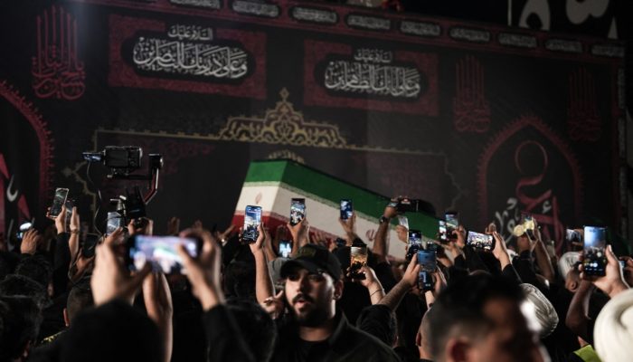 ultima-etapa-do-funeral-do-ex-lider-iraniano-khamenei-e-realizada-no-iraque