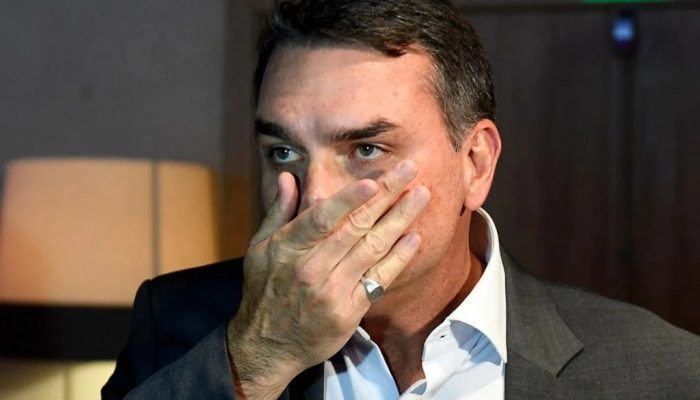 flavio-bolsonaro-diz-que-‘nao-tem-relacao’-com-michelle-e-nao-vai-pressiona-la-por-apoio