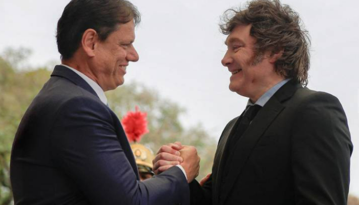 apesar-de-ataques-a-lula-em-evento-do-pl,-milei-nao-se-juntou-a-coro-que-pediu-petista-na-prisao