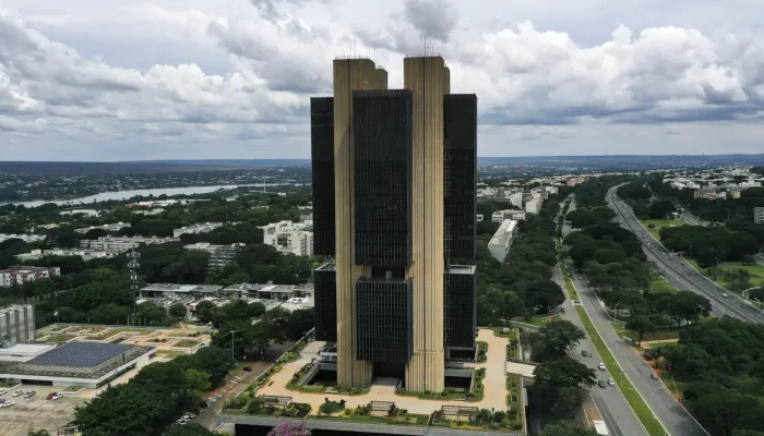 bc-multa-banco-genial-em-r$-21,6-milhoes-e-inabilita-executivos-por-falhas