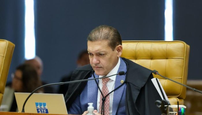 kassio-e-criticado-no-tse-por-supostos-acenos-a-flavio-bolsonaro;-ministro-nega