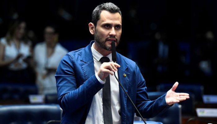 apos-semanas-de-indefinicao,-cleitinho-registra-candidatura-ao-governo-de-mg