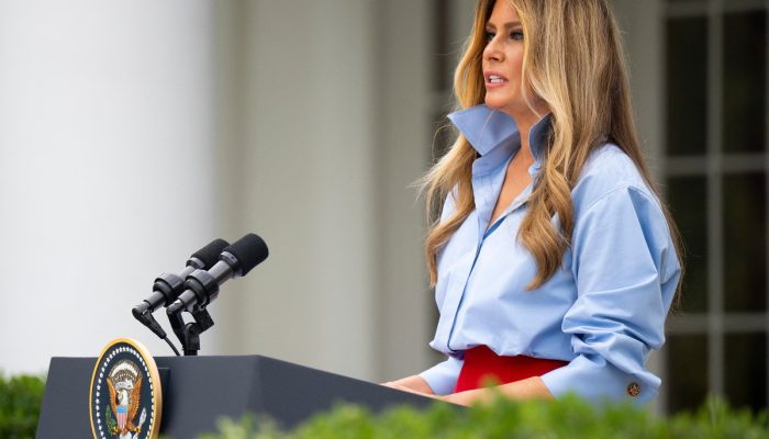 ‘ouvi-dizer-que-sentiram-minha-falta’,-diz-melania-trump-ao-reaparecer-depois-de-um-mes
