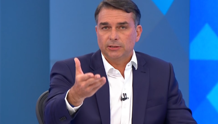 flavio-bolsonaro-compara-filme-com-negocios-da-globo-em-sabatina