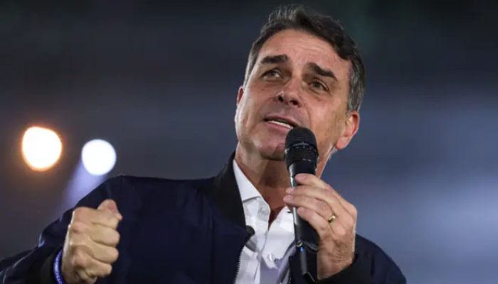 flavio-bolsonaro-rebate-viagem-em-jato-de-vorcaro-e-diz-que-aeronave-era-de-willer-tomaz