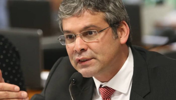 lider-do-pt-pede-que-prf-interrompa-caminhada-de-nikolas-ferreira-pela-br-040