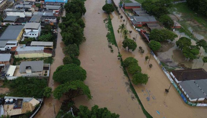 chuva-forte-faz-rios-transbordarem-e-deixa-desabrigados-em-municipios-de-mg