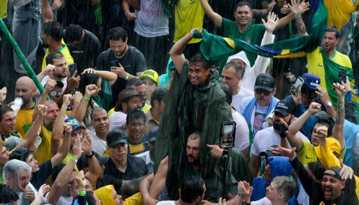 nikolas-encerra-ato-em-brasilia-com-recado-ao-stf-e-sem-citar-vitimas-de-raio