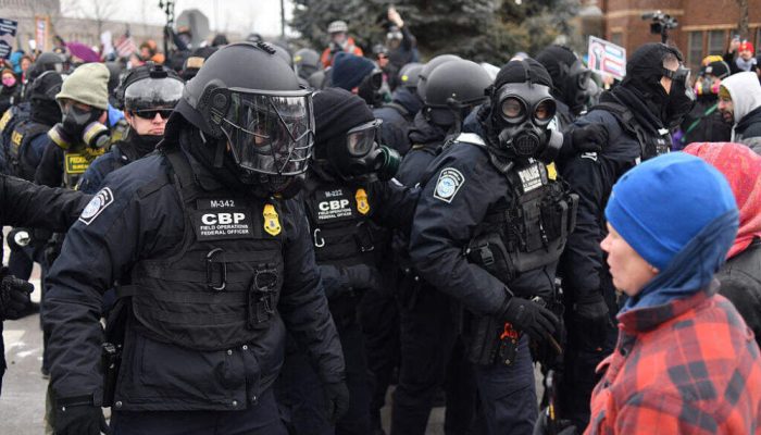 eua:-dois-agentes-do-ice-sao-identificados-como-responsaveis-pela-morte-de-alex-prett