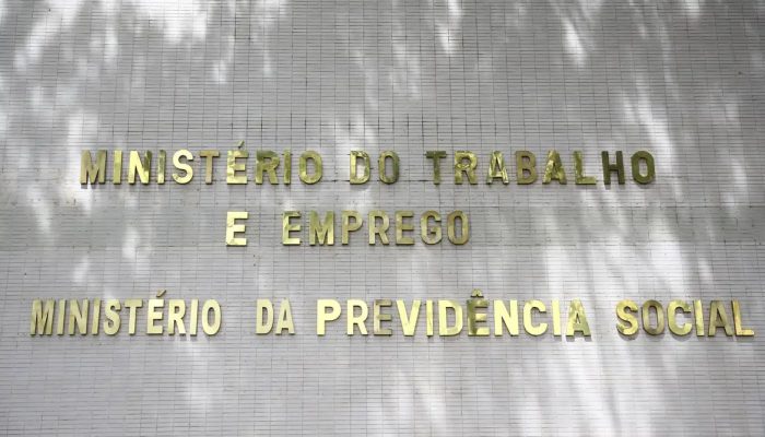 trabalhadores-podem-consultar-direito-ao-abono-salarial-a-partir-desta-quinta