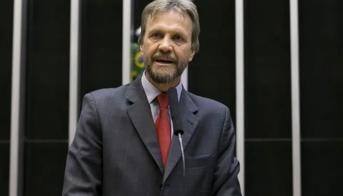 pt-quer-rever-autonomia-do-banco-central-apos-caso-master,-diz-lider-do-partido-na-camara