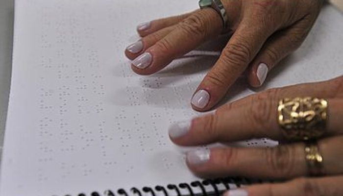 pnld-distribuira-22-mil-livros-em-braille-para-alunos-cegos-em-2026