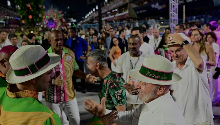 especialistas-apontam,-na-maioria,-que-homenagem-a-lula-na-sapucai-nao-e-campanha-antecipada