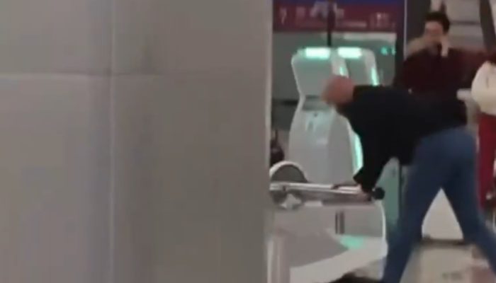 turista-britanico-e-preso-em-hong-kong-apos-destruir-maquinas-de-check-in-em-aeroporto