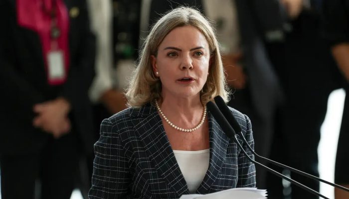 gleisi-hoffmann-celebra-decisao-de-dino-que-suspendeu-privatizacao-da-celepar