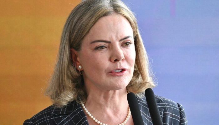 gleisi-afirma-que-bolsonaristas-foram-a-paulista-‘fantasiados-de-brasileiros’-para-atacar-lula