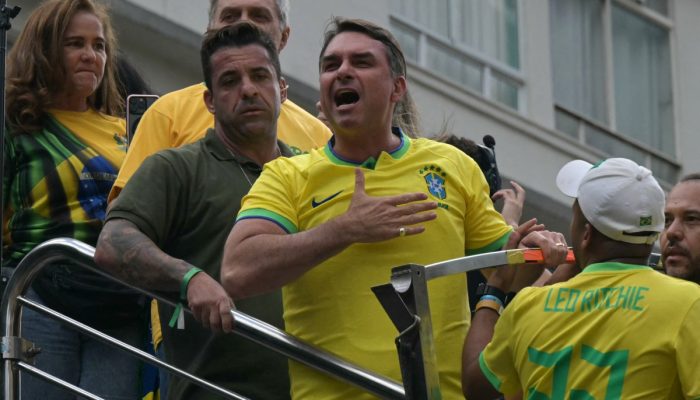 em-ato,-flavio-bolsonaro-diz-que-grupo-tem-‘batalha’,-de-derrubar-veto-de-lula-sobre-dosimetria