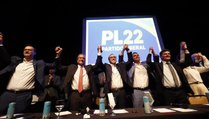 moro-se-filia-ao-pl-ao-lado-de-flavio-em-evento-com-acenos-a-ratinho-jr.-e-criticas-a-lula