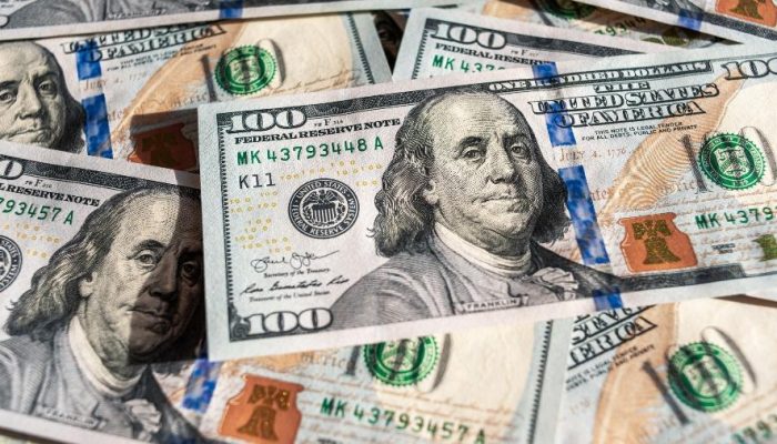 dolar-avanca-e-bolsa-recua,-com-novos-ataques-no-oriente-medio-e-ipca-15-de-pano-de-fundo