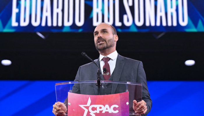 eduardo-diz-gravar-video-para-o-pai-em-congresso-da-direita,-mas-moraes-barrou-celular
