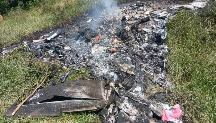 aviao-de-pequeno-porte-cai-em-rio-claro-(rj)-deixando-dois-mortos