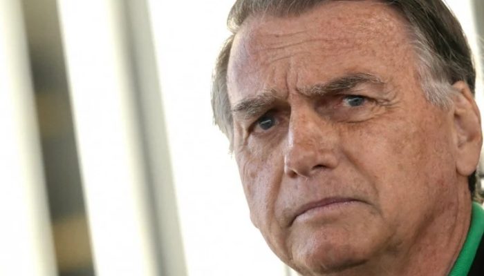 carlos-deixa-a-casa-de-bolsonaro-reclamando-de-dividir-o-tempo-das-visitas-entre-os-irmaos